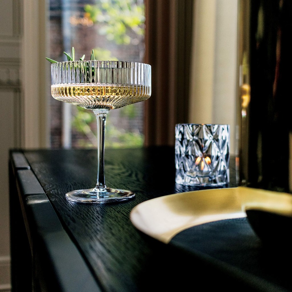 best coupe champagne glasses with modern ribbed glass design